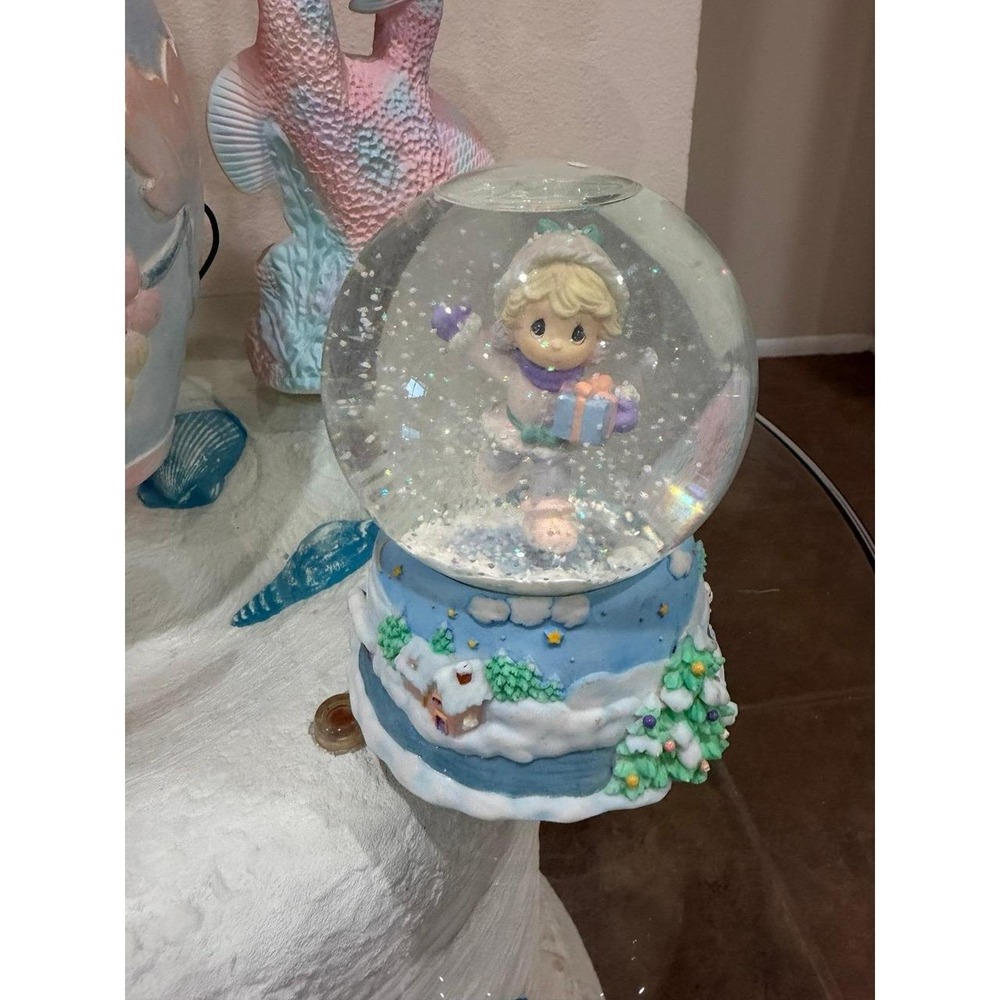 Precious moments "Skater Waltz" snow globe